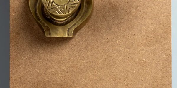 Kilincs és pajzs magyar motívummal