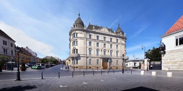 Látogatás az újjáépülő Vöröskereszt-székházban