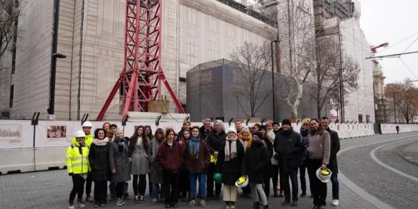 Szépmíves képzésben részt vevő diákok látogatása a megújuló Igazságügyi Palotában